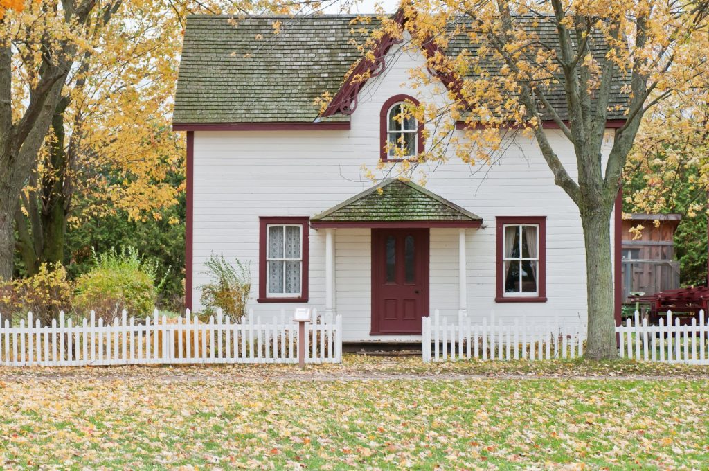 single family home with a picket fence