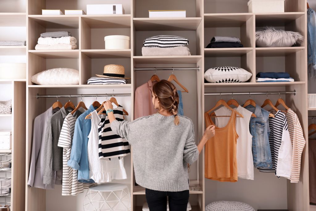 how to organize a closet efficiently